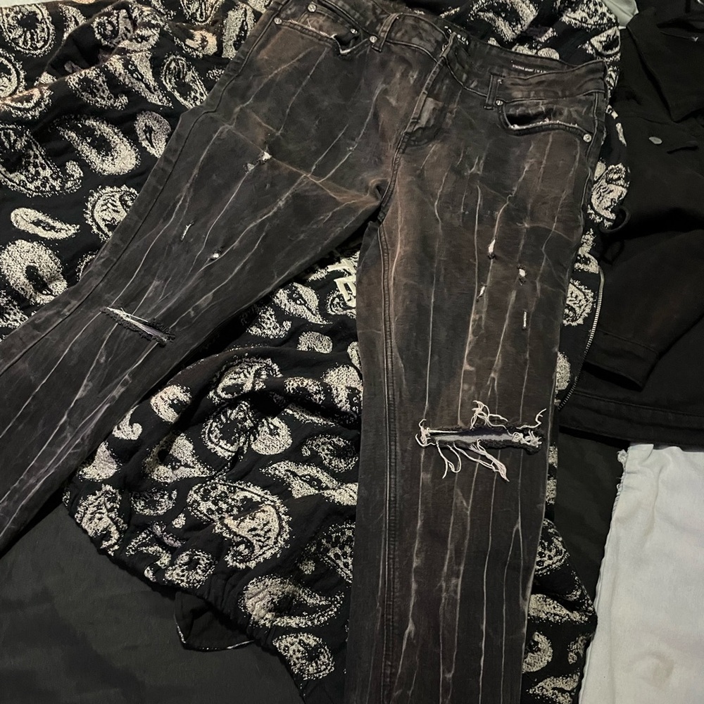 Pacing skinny jeans